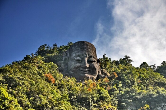 Древние каменные изваяния, вырезанные из камня монахами-буддистами более 1,4 тыс. лет назад (Mountains of a Thousand Buddhas Park, Китай). | Фото: baike.baidu.com.
