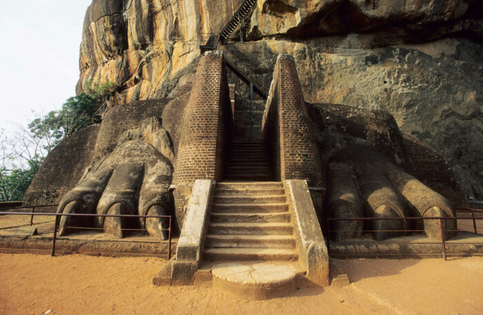 До сих пор неизвестно, чьи каменные лапы охраняют ворота, ведущие на вершину скалы (Сигирия, Шри-Ланка). | Фото: srilanka.raduga.su.