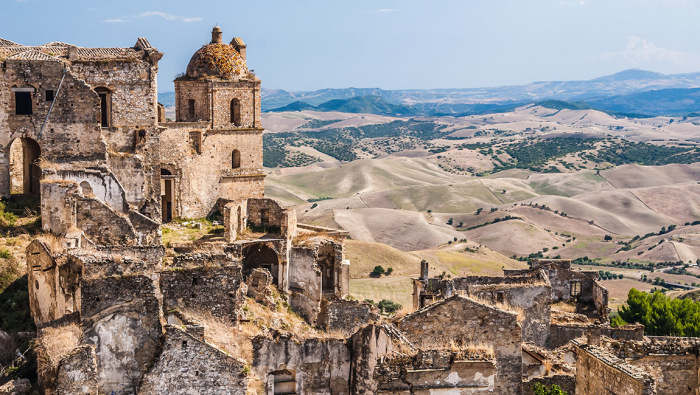 Жилища, церкви и светские здания были возведены из того же известняка, из которого состоит скала (город-призрак Крако, Италия). | Фото: travel.tribunnews.com.