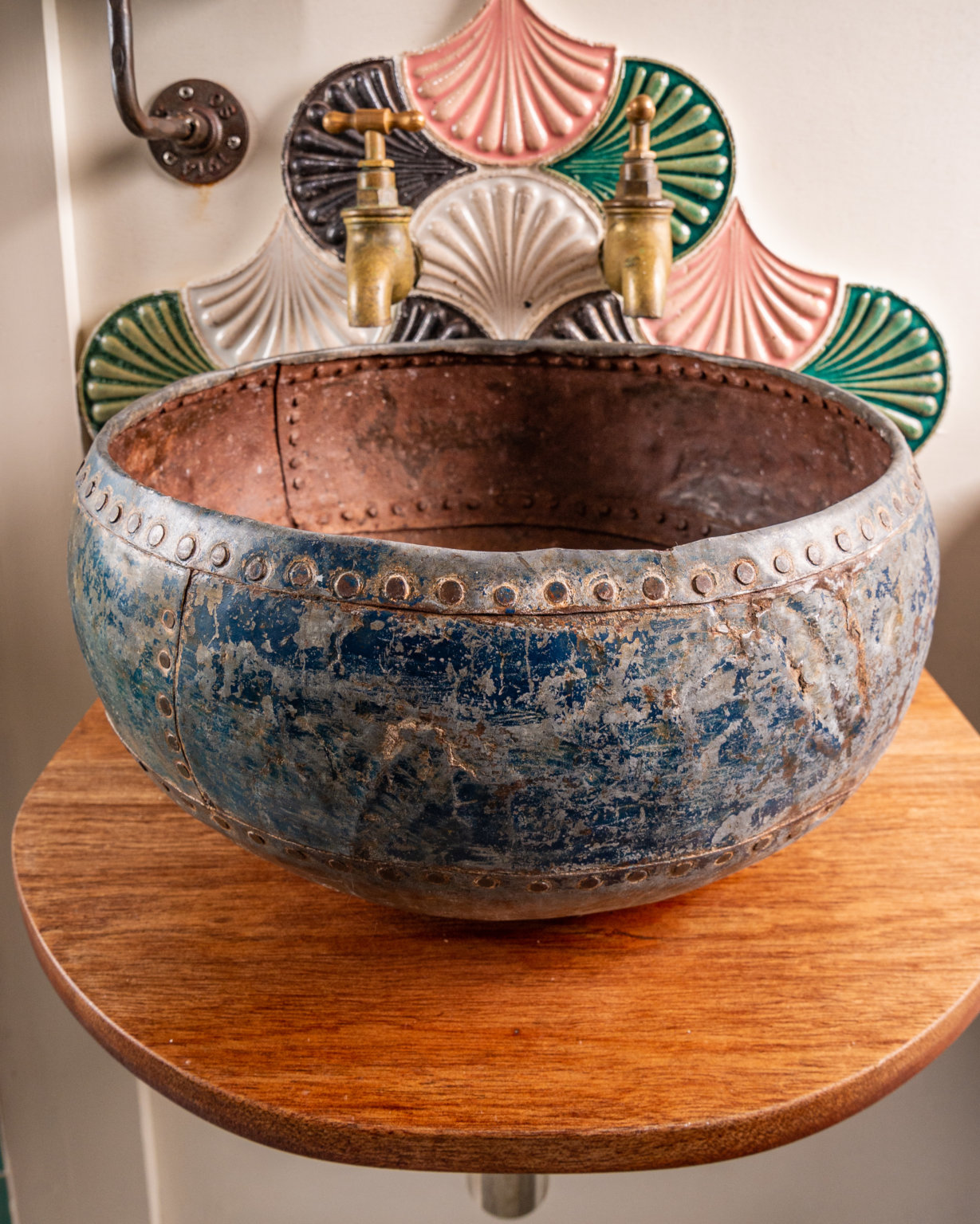 Старая чаша из Индии служит раковиной (The Oat Box, Ирландия). Старая чаша из Индии служит раковиной (The Oat Box, Ирландия).