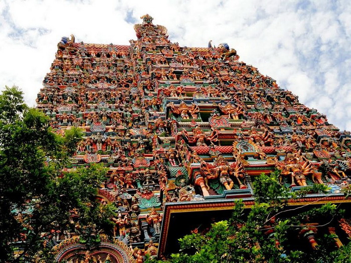 Все стены храмового комплекса покрыты десятками тысяч фигур, вырезанных из камня (Madurai Meenakshi Temple, Индия). | Фото: templesinindiainfo.com.