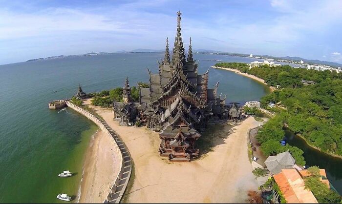 Над песчаным полуостровом, уходящем в Сиамский залив, возвышается 105-метровый «Храм истины» (Паттайя, Таиланд). | Фото: lonelyplanet.com.