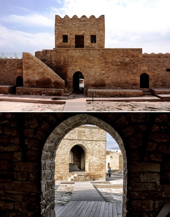 Храмовый комплекс обнесен каменной стеной с арками и небольшими башнями (The Temple Ateşgah, Азербайджан).