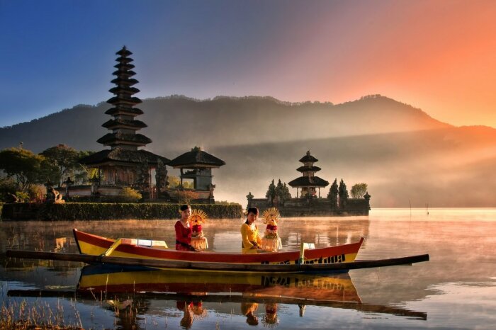 К храмам на воде можно попасть на лодках или с помощью мостиков, соединяющих берег и острова, где они расположены (Pura Ulun Danu Beratan, о-в Бали). | Фото: zhitanska.com.