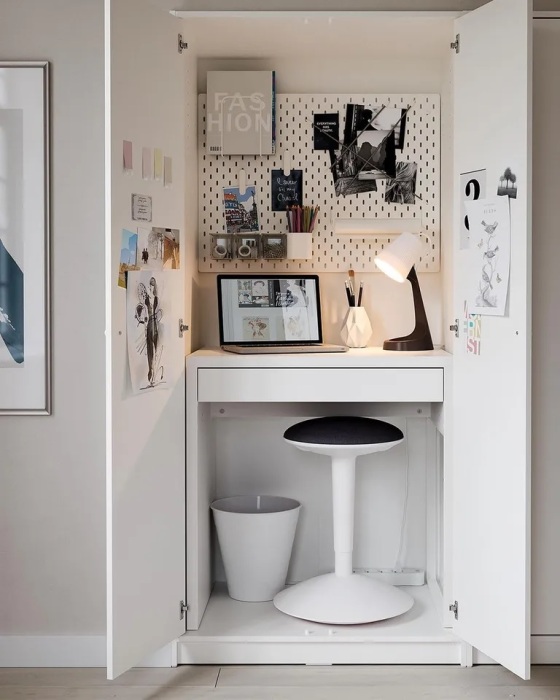 Встроенный шкаф с интегрированным домашним офисом прекрасно впишется в современный интерьер. | Фото: blog.cortfurnitureoutlet.com.