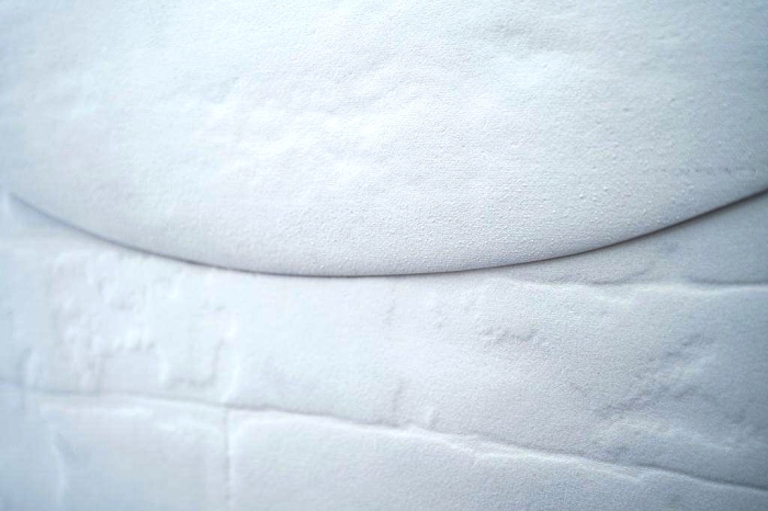 Фактурные стены, напоминающие лед и снег, сделаны с помощью технологии 2,5D-печати (кемпер Camakuruma). | Фото: spoon-tamago.com.
