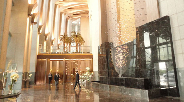 Главный вестибюль многофункционального центра, построенного по инициативе принца Аль-Валида ибн Талала, занимающего 22 строку в Списке богатейших людей планеты (Kingdom Center Tower, Эр-Рияд). | Фото: welcomesaudi.com.