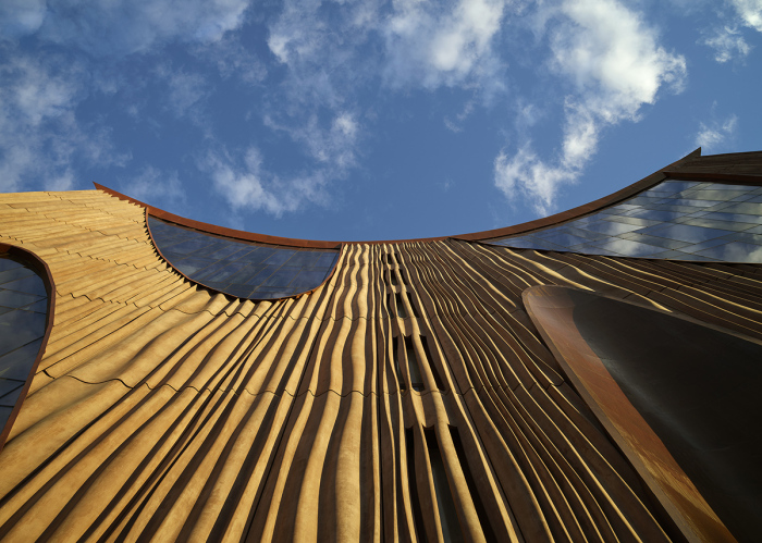 Волнообразная система вертикальных панелей производит ошеломляющее впечатление (The Veil Astana, Казахстан). | Фото: bigsee.eu.