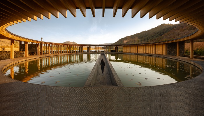 По центру внутреннего «озера» пройдет мост, имитирующий прогулку по дну (концепт Casa club Valle San Nicolas). | Фото: plataformaarquitectura.cl.