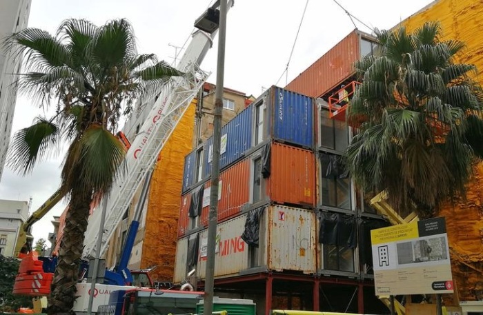 На согласование, проектирование и строительство 5-этажного контейнерного дома ушло 9 месяцев вместо 5-7 лет при традиционном возведении социального жилья (проект APROP, Барселона). | Фото: livinginacontainer.com.
