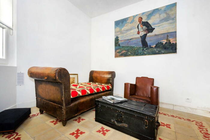 Раритетная мебель стала украшением интерьера зоны гостиной. | Фото: tinyhousewebsites.com.