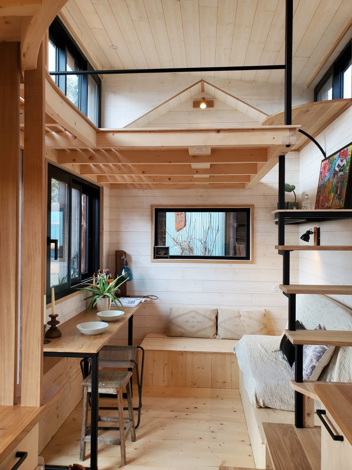 Зона гостиной Naomi окружена окнами. Зона гостиной Naomi окружена окнами.