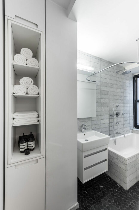 Просторная ванная комната отлично укомплектована всем необходимым для приготовления кулинарных изысков (Five to One Apartment, Нью-Йорк). | Фото: architectaria.com.
