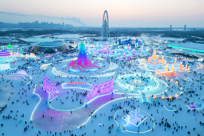 Ежегодно 5 января проходит торжественная церемония открытия фестиваля «Харбинский ледяной и снежный мир», хотя увидеть снежно-ледовую сказку можно уже в конце декабря (Китай). | Фото: leaveyourdailyhell.com.