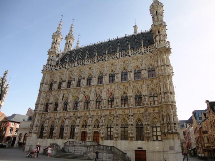 Сложно найти государственное учреждение, с настолько богатым декором на фасадах (Stadhuis van Leuven, Бельгия). | Фото: visitleuven.be.