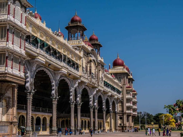 Входная группа центрального крыльца поддерживается резными колоннами и ажурными арками (Mysore Palace, Индия). | Фото: starofmysore.com.