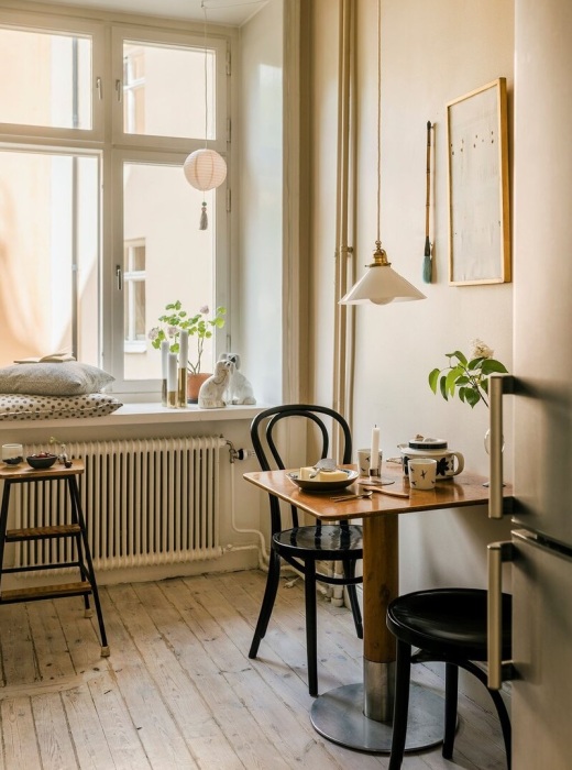 Винтажная мебель обеденной зоны пусть не претендует на роскошь или современный дизайн, но вписывается в шведский дизайн вполне гармонично. | Фото: mallaev-obuv.ru.