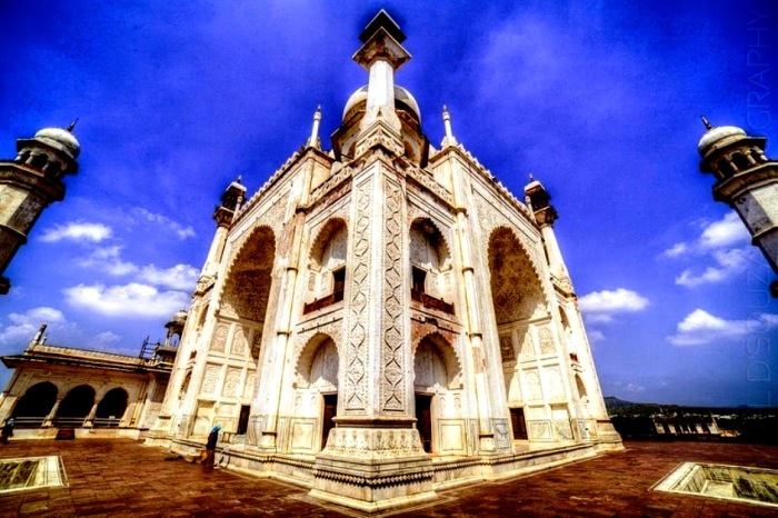 Несмотря на то, что священная гробница Bibi Ka Maqbara уступает в роскоши убранства выглядит, он более чем достойно (Аурангабад, штат Махараштра). |Фото: re-thinkingthefuture.com.