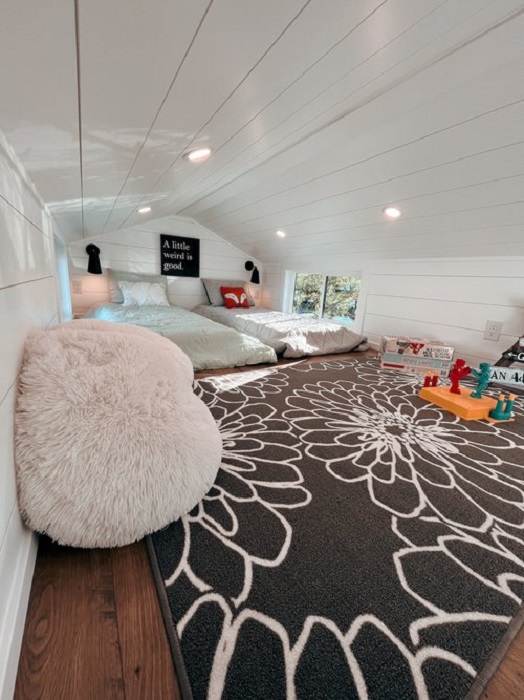 В одной из спален на втором уровне предусмотрено свободное пространство, которое можно использовать в качестве игровой зоны (The Estate Tiny House). | Фото: tinyhouse.com.