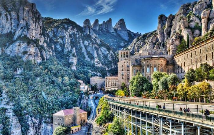 Мужской монастырь Монсеррат, являющийся культовым символом Каталонии, расположен на высоте 725 метров над уровнем моря (Испания). | Фото: world-of-waterfalls.com.