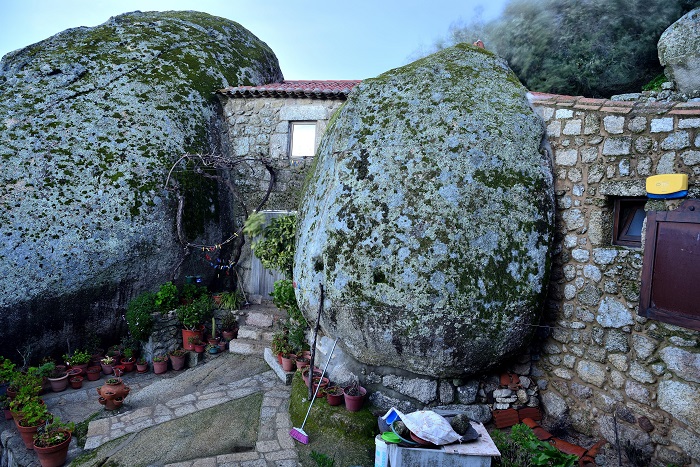 Огромные камни являются частью большинства строений в скальном поселении Монсанто, признанном «самой португальской деревней» (Португалия). | Фото: planetcustodian.com.