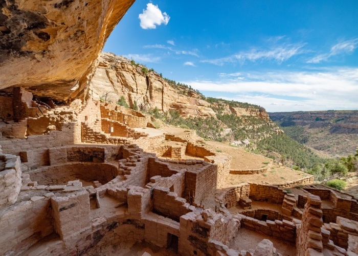 Древние пуэблоанцы научились возводить настоящие архитектурные комплексы внутри природных ниш каньонов (Mesa Verde National Park, США). | Фото: uncovercolorado.com.
