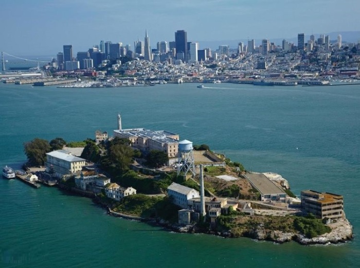 Скалистый остров Алькатрас занимает площадь 9 га и расположен он в двух километрах от берега Сан-Франциско (США). | Фото: cityexperiences.com.