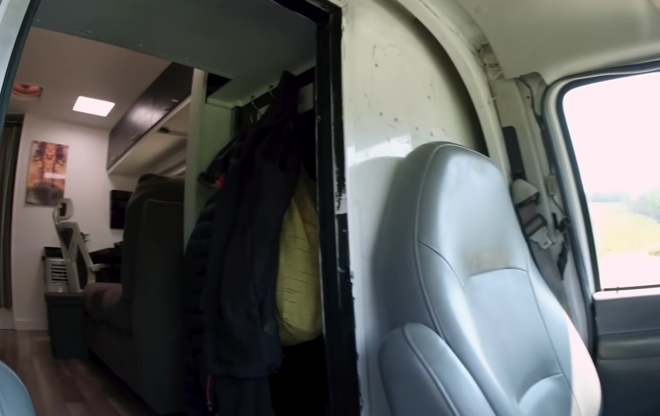 Попасть в мобильную квартиру можно через кабину водителя. Попасть в мобильную квартиру можно через кабину водителя.