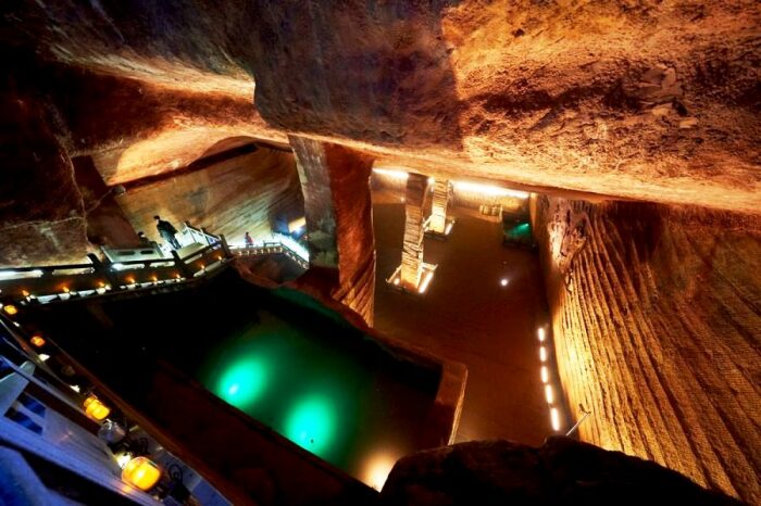 В каждой из обнаруженных пещер имеются резные колонны, мосты, переходы, лестницы и цистерны для воды (Longyou Caves, Китай). | Фото: ancient-origins.ne.