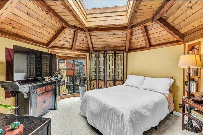 Одна из спальных комнат, расположенных на втором уровне (Sea Village, Ванкувер). | Фото: macleans.ca.