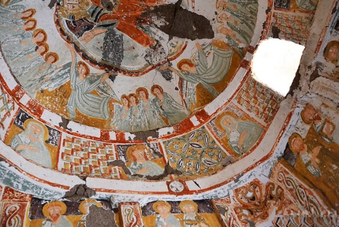 В подземном городе были созданы христианская церковь и часовня, украшенные фресками с Библейскими сюжетами (Деринкую, Каппадокия). | Фото: sibved.livejournal.com.