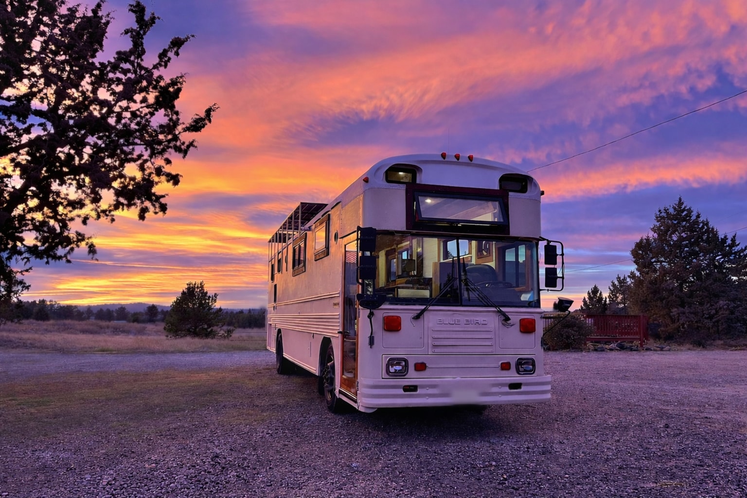 Крышу автобуса подняли на 50 сантиметров. | Фото: autoevolution.com. Крышу автобуса подняли на 50 сантиметров. | Фото: autoevolution.com.