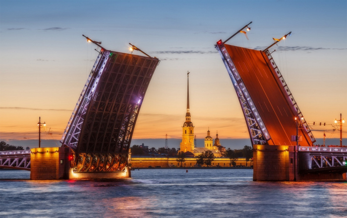 Особенно Дворцовый мост манит туристов своим величием в ночное время и в период разведения его «крыльев» (Санкт-Петербург). | Фото: bolshoyvopros.ru.