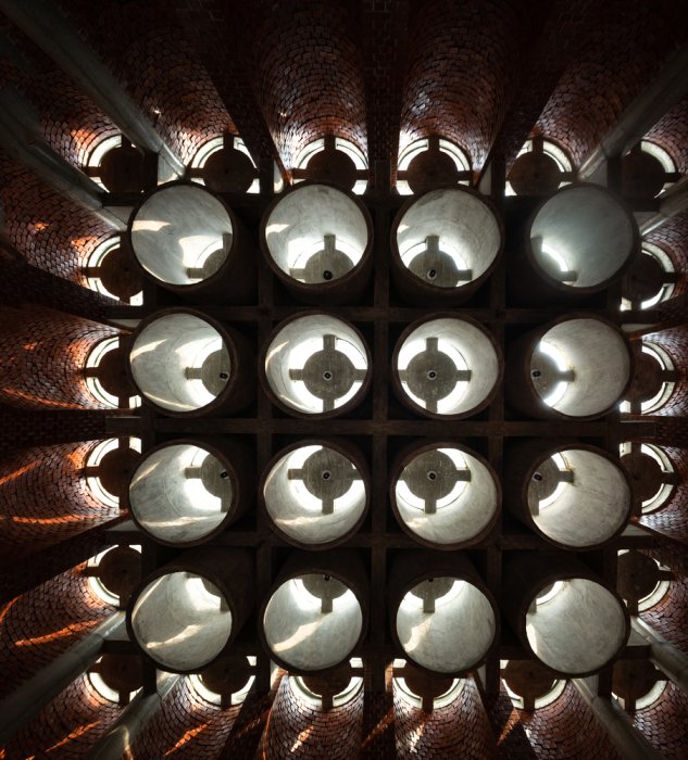 36 железобетонных труб разного диаметра заменили традиционный потолок и стали современной альтернативой куполам (Маникгандж, Бангладеш). | Фото: archdaily.com.