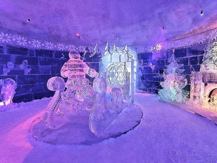 Каждый номер, общественное место и бар Snowhotel Kirkenes украшают удивительные скульптуры, созданные из снега и льда (Норвегия). | Фото: booking.com.