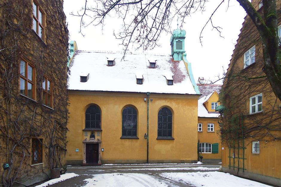 Скромное здание приходской церкви.