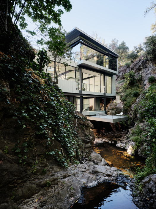 Открытые террасы расположены с разных сторон загородной резиденции, чтобы владельцы могли наслаждаться красотой окружающей природы (Suspension House, Калифорния). | Фото: decor.design.