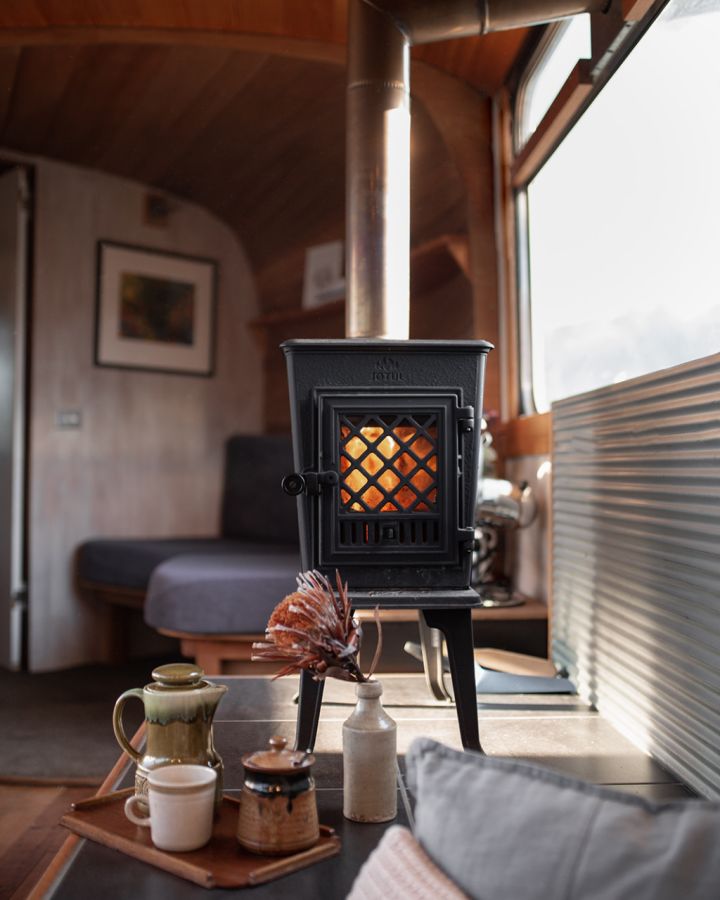 Дровяной камин спасает в холодные вечера (The Bus Hideaway).