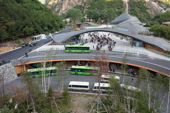 Многоуровневая транспортная развязка увеличивает пропускную способность и предотвращает образования пробок (Jiuzhai Valley Visitor Center, Китай). | Фото: constructionsupplymagazine.com.
