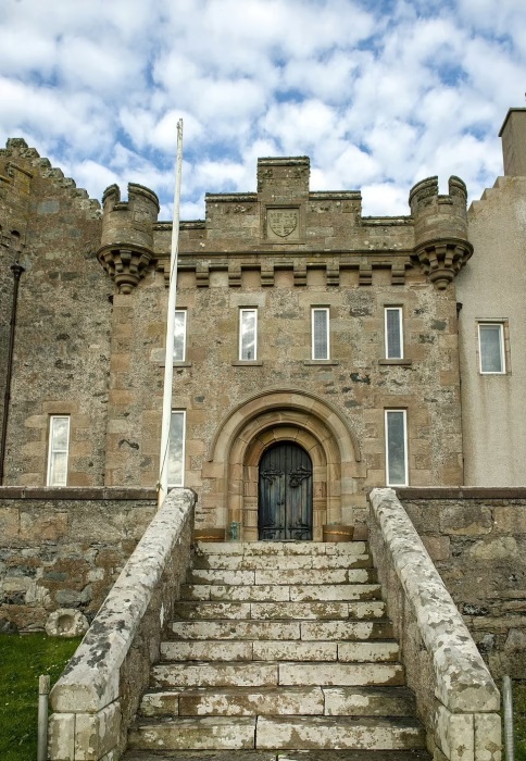 Главный вход в атмосферный замок, который был построен в конце XIX века (Vaila Hall, Шотландия). | Фото: indiatimespost.com.