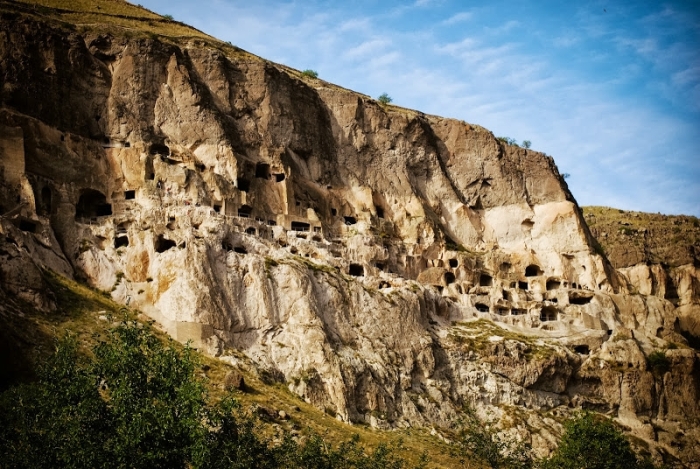 Неприступные стены прячут восьмиэтажный город, уходящий на 50 метров в глубину туфовой скалы (Вардзиа, Грузия). | Фото: kartvelitours.com.