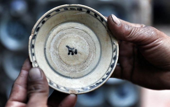 Более 30 лет плотник-энтузиаст Нгуен Ван Чыонг собирал коллекцию раритетного фарфора, изготовленного в «керамических деревнях» Вьетнама (Чау Хунг). | Фото: odditycentral.com.