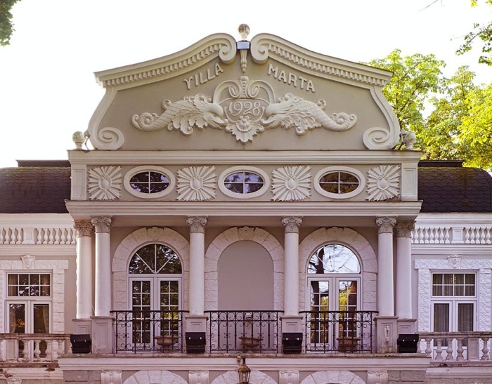 Эклектичный фасад Виллы Марта, построенной по проекту самой владелицы в 1928 году (Юрмала, Латвия). | Фото: arhitekti.vincents.lv.