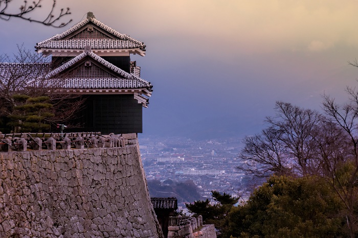 С территории крепости, расположенной на высоте 430 метров, открывается захватывающий вид на долину реки и древний город (Bitchu-Matsuyama Castle, Япония). | Фото: azancheeva.livejournal.com.