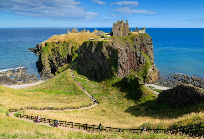 Извилистая тропинка среди первозданной природы приведет к древнему замку Данноттар (Стоунхейвен, Шотландия). | Фото: traveling-savage.com.