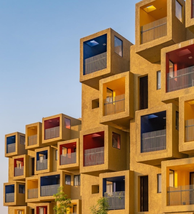 На разноцветных балконах предусмотрены еще боковые и потолочные окна (STUDIOS 90, Индия). | Фото: © Ricken Desai