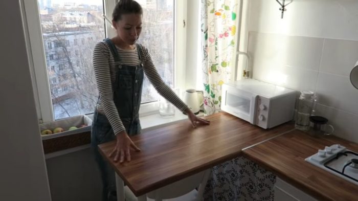 Барная стойка служит столовой зоной в обновленном интерьере кухни. | Фото: cpykami.ru.