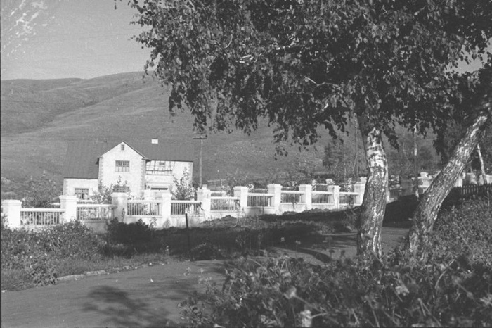 Всего в 7 километрах от бараков и землянок находился благоустроенный поселок «Березки» (фото 1937 г). © Владислав Микоша.