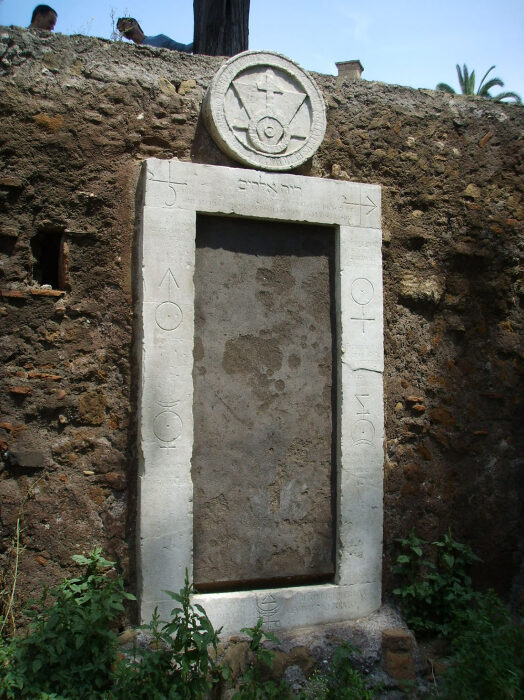Все до единого символа и непонятные слова были высечены вокруг таинственной двери («Волшебная дверь алхимика», Рим). | Фото: weekendpremium.it.