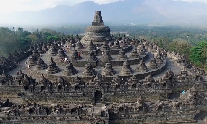 Уровни, предшествующие центральному куполу украшены 72 ажурными ступами и скульптурами Будды (Borobudur Temple Complex, о. Ява). | Фото: ekskursovod.org.